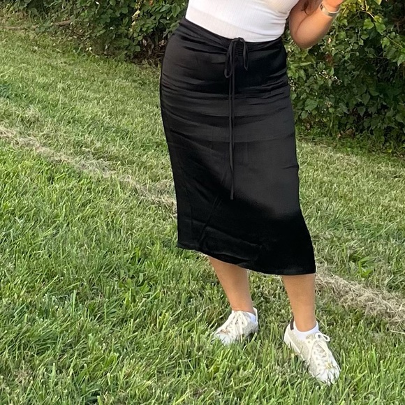 Forever21 midi skirt black silky sizeM hight waisted tie waist zip in back - Picture 9 of 10